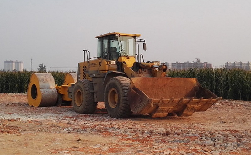 裝載機帶沖擊壓路機